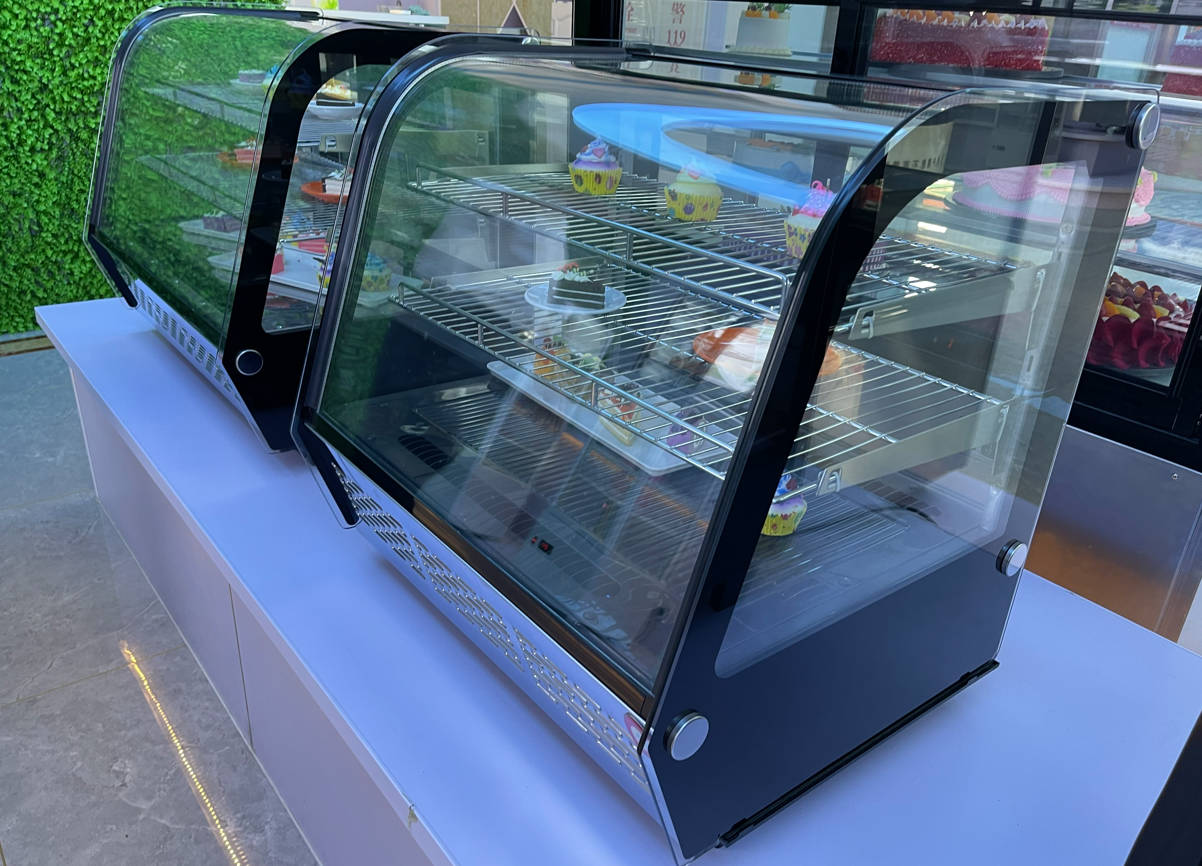 Real shot of the shelf effect in the cake display cabinet