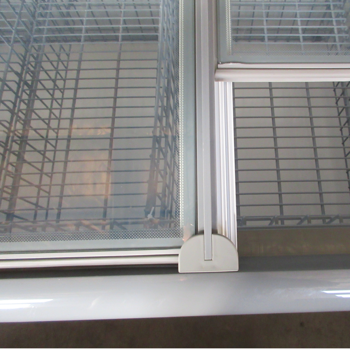 Sliding glass doors on the top of the display cabinet Sliding glass doors on the top of the display cabinet