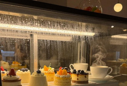 Case Photos of Condensation on Glass of Coffee Shop Display Cabinets
