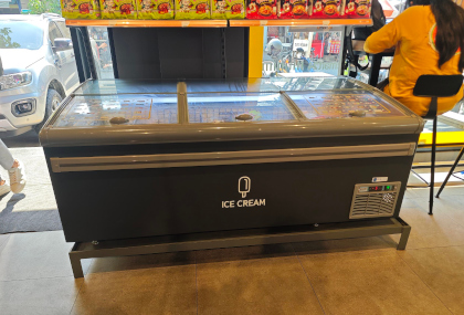Display Effect of Ice Cream Cabinet in Store